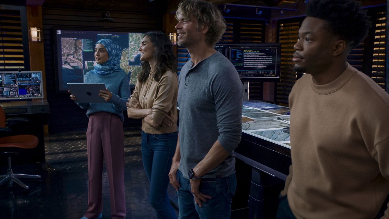 (v.l.n.r.) Special Agent Fatima Namazi (Medalion Rahimi); Kensi Blye (Daniela Ruah); Marty Deeks (Eric Christian Olsen); Devin Roundtree (Caleb Cast... - Bildquelle: © 2022 CBS Broadcasting Inc. All Rights Reserved.