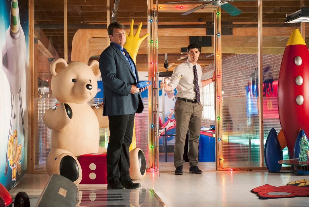 Castle (Nathan Fillion, l.) muss herausfinden, wer den CEO einer großen Spielzeugfirma in Montreal umgebracht hat. Kann Matt Monroe (Brian Tichnell,... - Bildquelle: ABC Studios