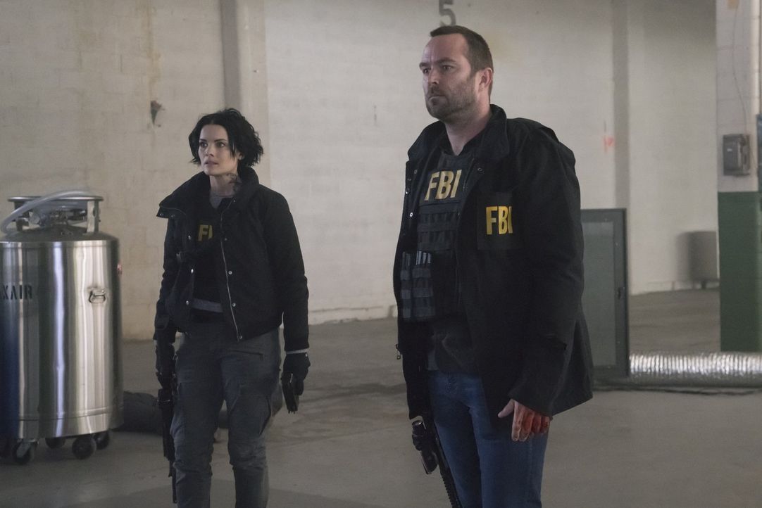 Haben eine vermeintlich wohltätige Organisation und eine hemmungslose Pflegemutter im Visier: Weller (Sullivan Stapleton, r.) und Jane (Jaimie Alexa... - Bildquelle: Warner Brothers