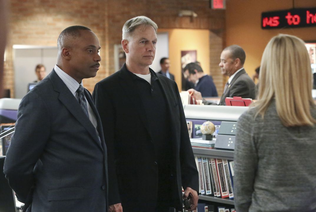 Noch ahnen Gibbs (Mark Harmon, M.), Bishop (Emily Wickersham, r.) und Vance (Rocky Carroll, l.) nicht, dass der aktuelle Fall schwieriger ist, als e... - Bildquelle: Patrick McElhenney CBS Television
