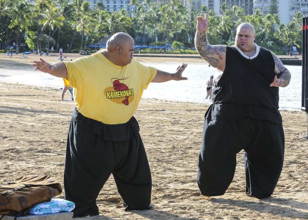 Halten sich fit: Kamekona (Taylor Wily, l.) und Flippa (Shawn Mokuahi Garnett, r.) ... - Bildquelle: Norman Shapiro 2016 CBS Broadcasting, Inc. All Rights Reserved
