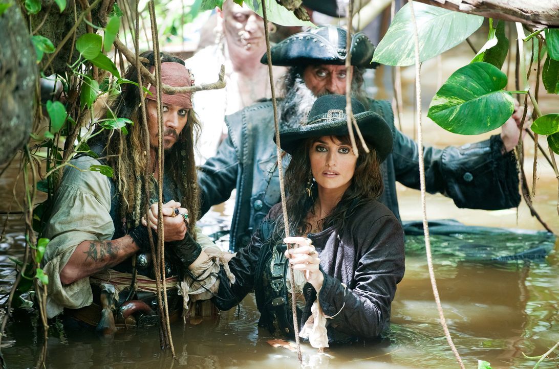 Für Jack (Johnny Depp, l.) beginnt eine neue Reise ins Ungewisse, auf der er nicht einschätzen kann, wen er mehr fürchten soll - Captain Blackbeard... - Bildquelle: Peter Mountain WALT DISNEY PICTURES/JERRY BRUCKHEIMER FILMS.  All rights reserved