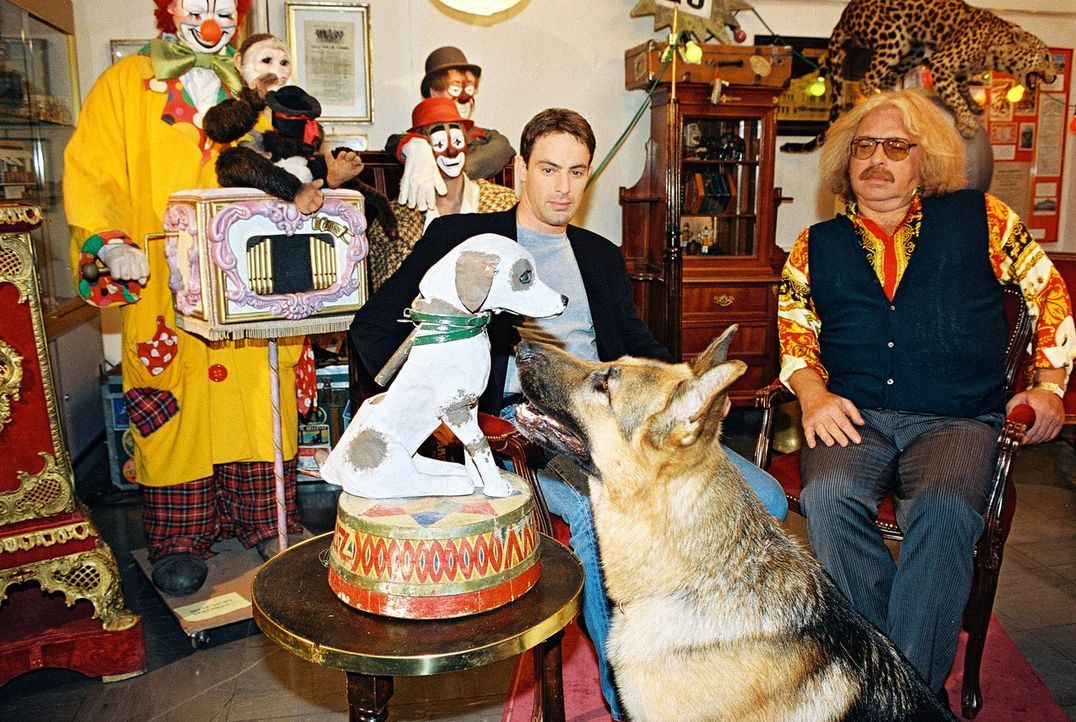 Rex und Kommissar Brandtner (Gedeon Burkhard, l.) ermitteln bei einem Zirkus-Freak (Bernhard Paul, r.). Rex interessiert sich für die Hunde-Büste... - Bildquelle: Sat.1