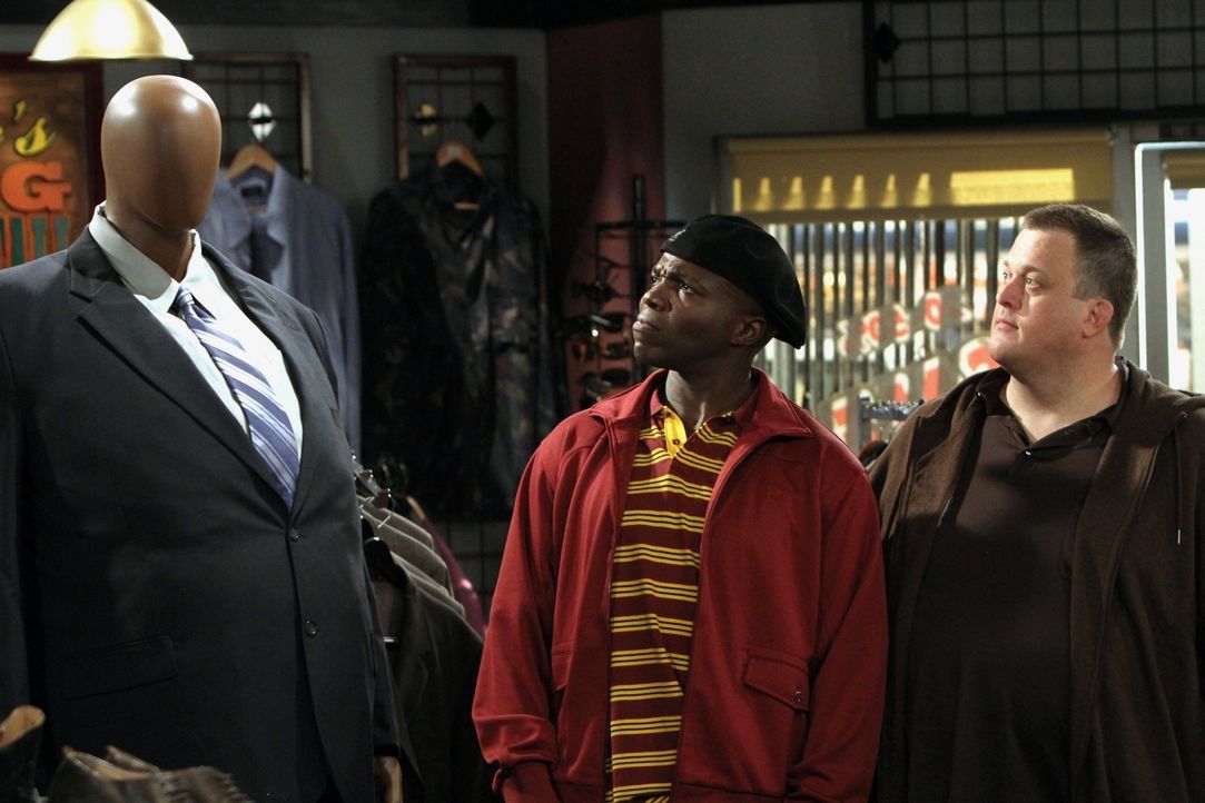 Gemeinsam mit Carl (Reno Wilson, l.) macht sich Mike (Billy Gardell, r.) auf die Suche nach dem richtigen Styling für sein erstes Date mit Molly ... - Bildquelle: 2010 CBS Broadcasting Inc. All Rights Reserved.