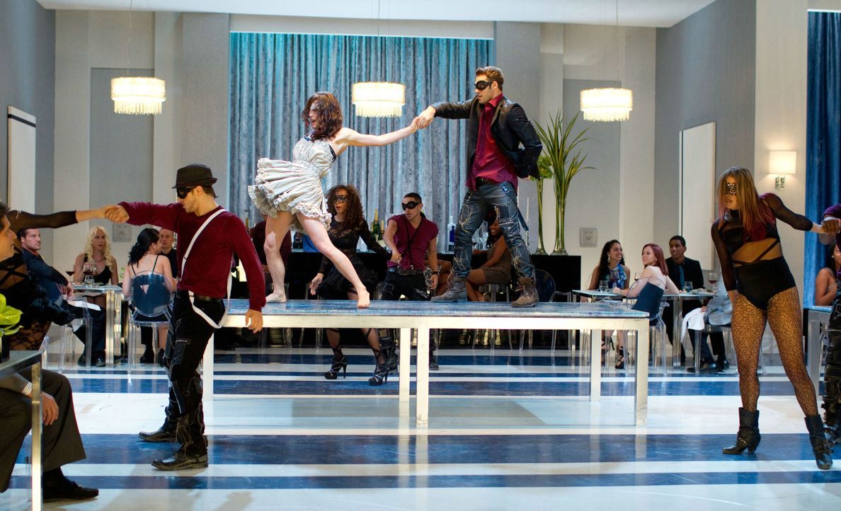 Legen eine flotte Sohle aufs Parkett: die Streetdancer-Truppe "The Mob" mit Sean (Ryan Guzman, 2.v.r.) und Emily (Kathryn McCormick, 3.v.r.) ... - Bildquelle: 2011 Summit Entertainment, LLC. All rights reserved.