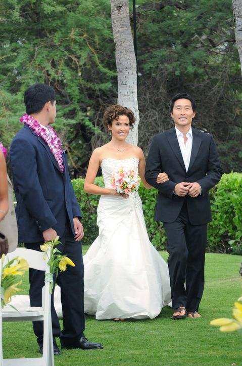Der schönste Tag in ihrem Leben steht bevor: Chin (Daniel Dae Kim, M.) und Malia (Reiko Aylesworth, r.) ... - Bildquelle: TM &   CBS Studios Inc. All Rights Reserved.