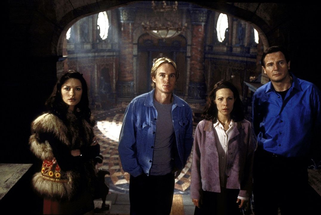 Der Wissenschaftler Dr. David Marrow (Liam Neeson, r.) will mit seinen Versuchspersonen Theodora (Catherine Zeta - Jones, l.), Luke Sanderson (Owen... - Bildquelle: TM &  1999 Dreamworks L.L.C. All Rights Reserved