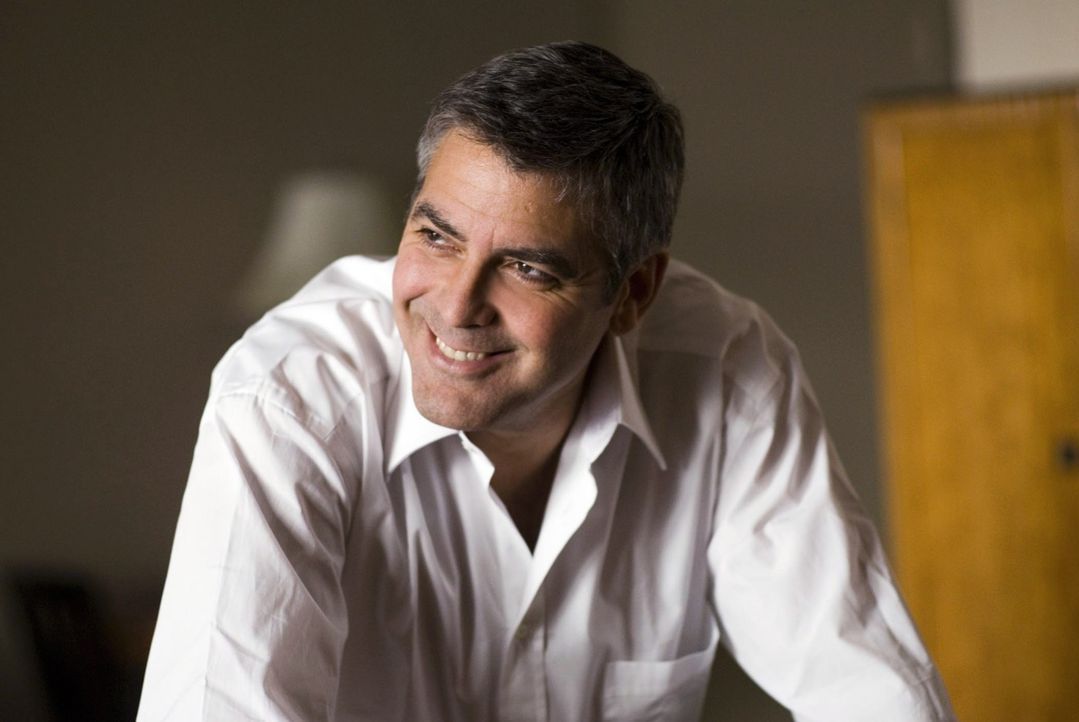 Niemand kann den mittlerweile völlig durchdrehenden Arthur finden - bis Michael (George Clooney) herausfindet, was sein ehemaliger Kollege an die Öf... - Bildquelle: Constantin Film Verleih GmbH