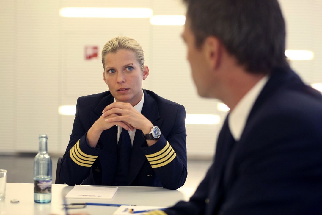 Andrea Schubert (Valerie Niehaus, l.) wird beim Untersuchungsverfahren nicht geglaubt, dass sie mit einem mysteriösen Wetterphänomen zu kämpfen hatt... - Bildquelle: Sat.1