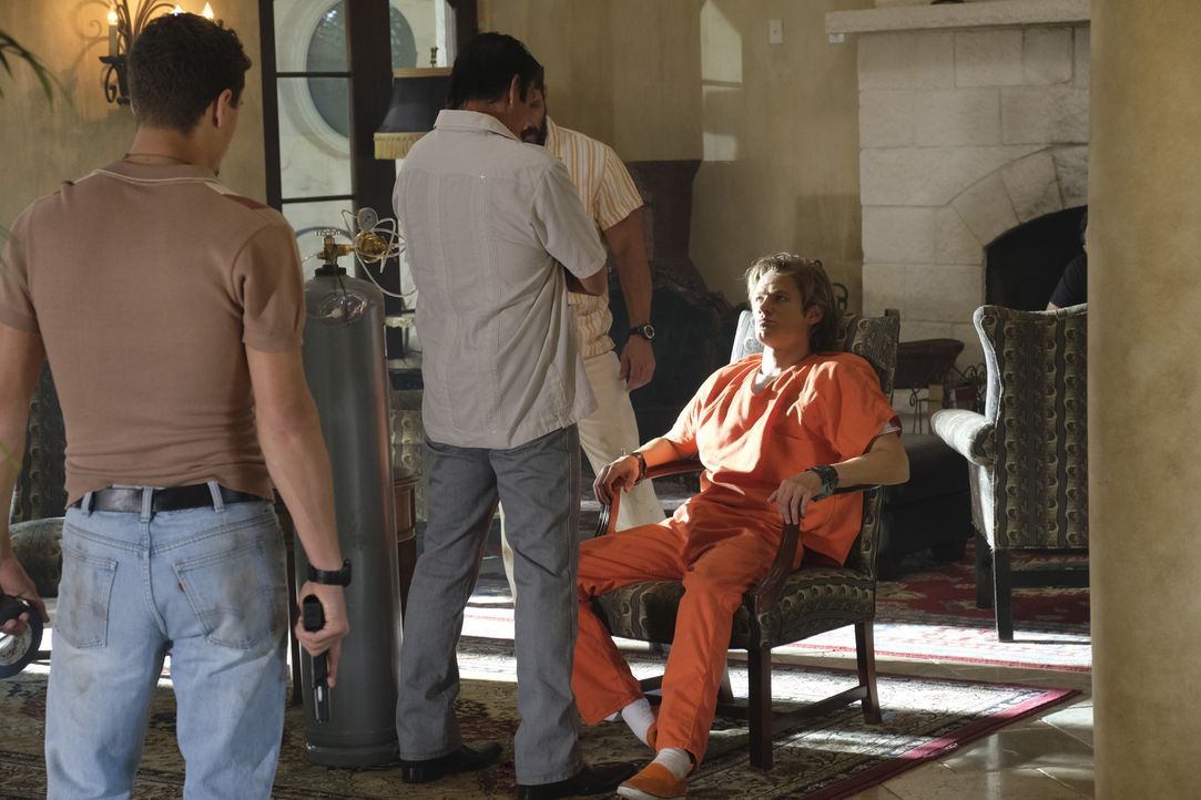 MacGyver (Lucas Till, r.) versucht nach dem gemeinsamen Ausbruch aus dem Gefängnis das Vertrauen von Drogenbaron El Noche (Raoul Trujillo, 2.v.l.) u... - Bildquelle: 2016 CBS Broadcasting, Inc. All Rights Reserved