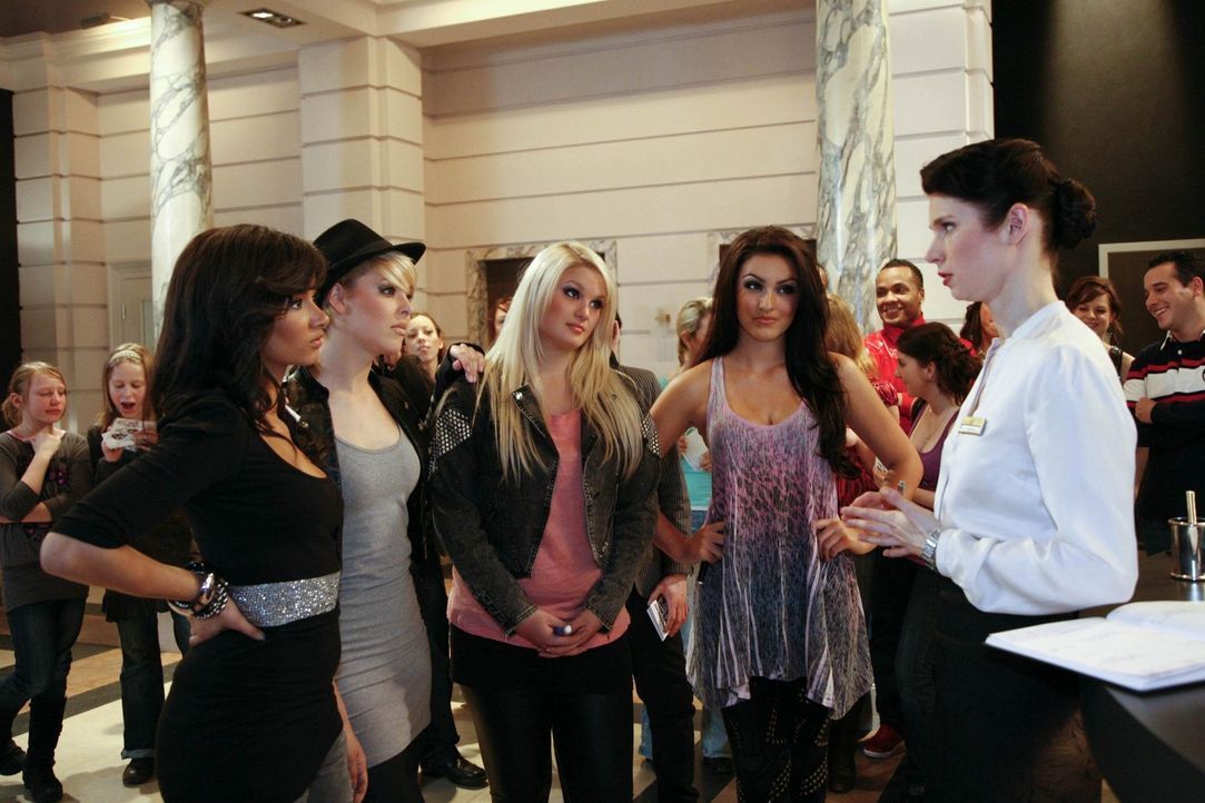 Während das Hotel Kopf steht, weil die Girlgroup "Queensberry" zu Gast ist, versucht Manu, Alexandra davon zu überzeugen, Mark noch eine Chance zu... - Bildquelle: SAT.1