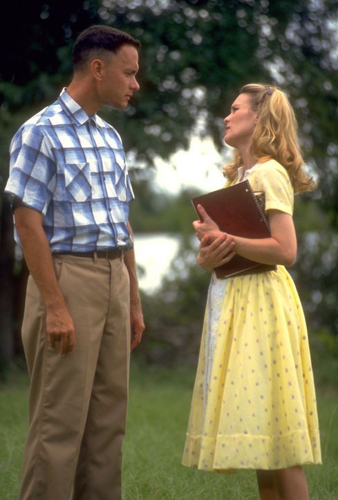 Forrest (Tom Hanks, l.) ist auf der Suche nach seiner Sandkastenliebe Jenny (Robin Wright, r.), um ihr einen Heiratsantrag zu machen. Obwohl er imme... - Bildquelle: Paramount Pictures