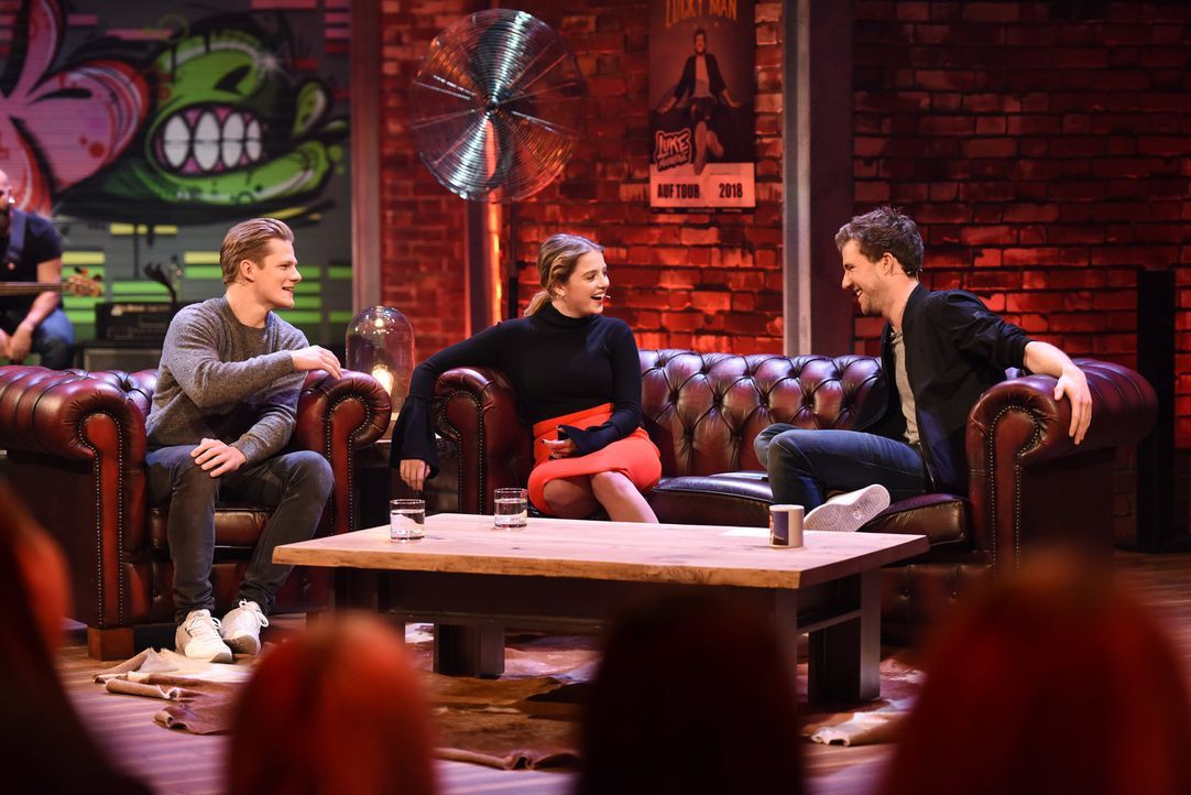 Fack ju LUKE! Die Schauspieler Max von der Groeben (l.) und Jella Haase (M.) sind diese Woche zu Gast bei Luke Mockridge (r.) ... - Bildquelle: Steffen Z. Wolff SAT.1