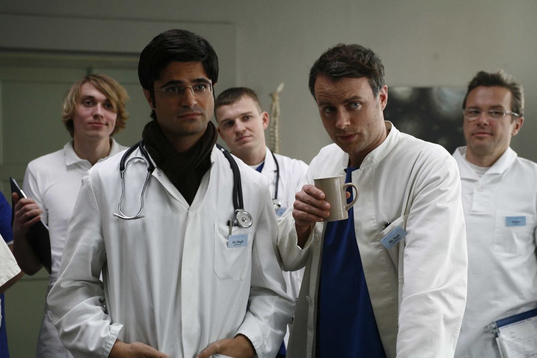Als ihr tyrannischer Chef als Patient in die Klinik eingeliefert wird, wittern die Ärzte Singh (Maximilian Grill, vorne l.), Leo (André Röhner, v... - Bildquelle: Volker Roloff SAT.1