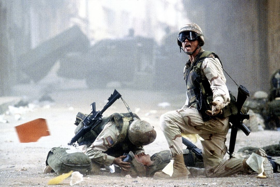 Den US-Truppen droht ein grauenvolles Desaster: Sergeant Matt Eversman (Josh Hartnett, r.) und der verletzte Todd Blackburn (Orlando Bloom, liegend)... - Bildquelle: Columbia Pictures