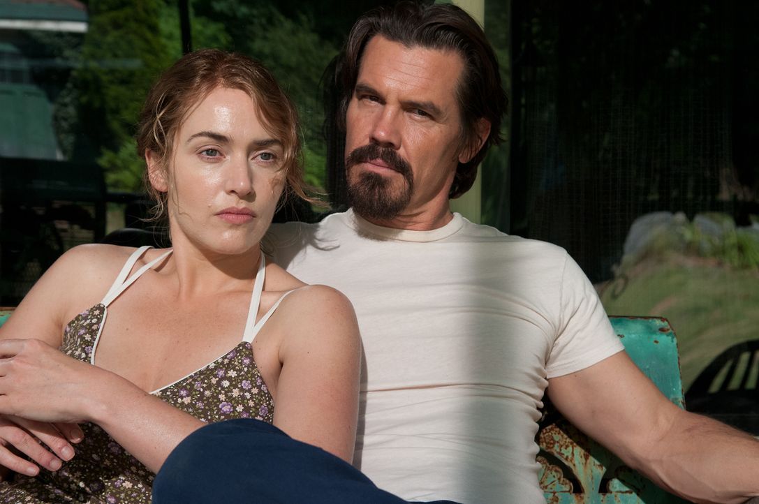 Mit dem sensiblen Frank (Josh Brolin, r.) findet die depressive Mutter Adele (Kate Winslet, l.) endlich wieder etwas Glück in ihrem Leben. Doch dann... - Bildquelle: 2016 Paramount Pictures. All Rights Reserved.