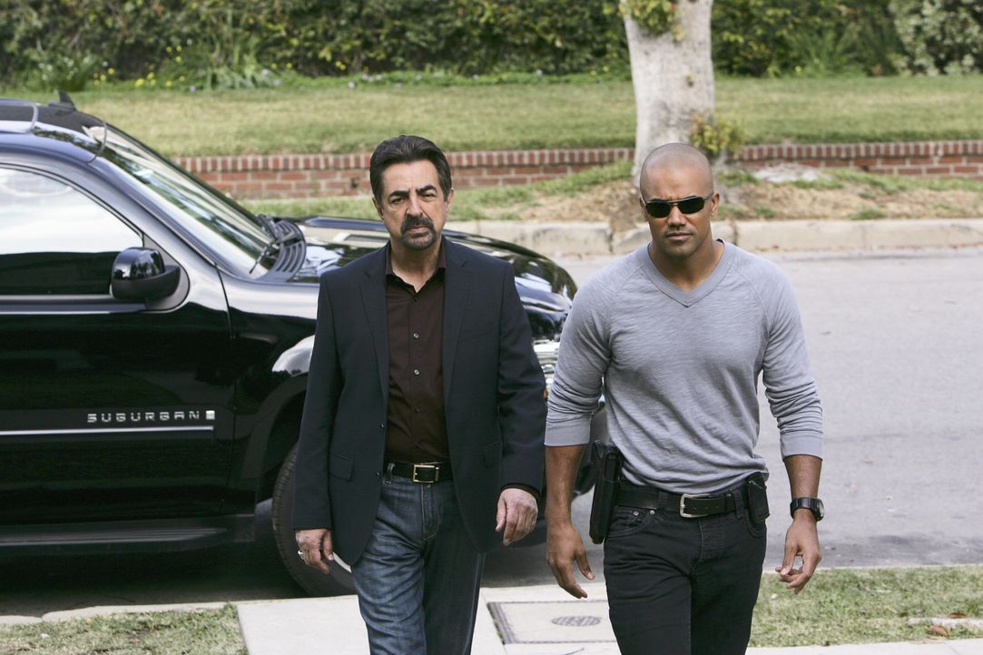 Ein neuer Fall beschäftigt das BAU-Team: Rossi (Joe Mantegna, l.) und Morgan (Shemar Moore, r.) machen sich auf die Suche nach einem Serientäter ... - Bildquelle: Touchstone Television