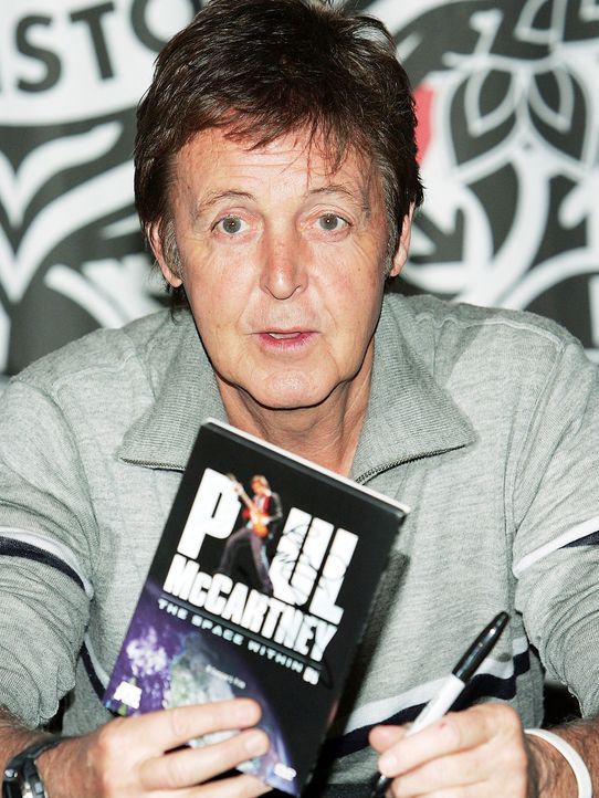 Sir-Paul-McCartney-signing-DVD-06-11-13-getty-AFP - Bildquelle: getty-AFP