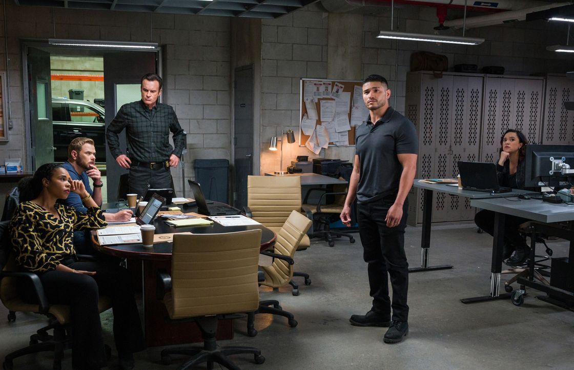 (v.l.n.r.) Sheryll Barnes (Roxy Sternberg); Kenny Crosby (Kellan Lutz); Jess LaCroix (Julian McMahon); Ivan Ortiz (Miguel Gomez); Hana Gibson (Keish... - Bildquelle: Mark Schafer 2020 CBS Broadcasting Inc. All Rights Reserved. / Mark Schafer