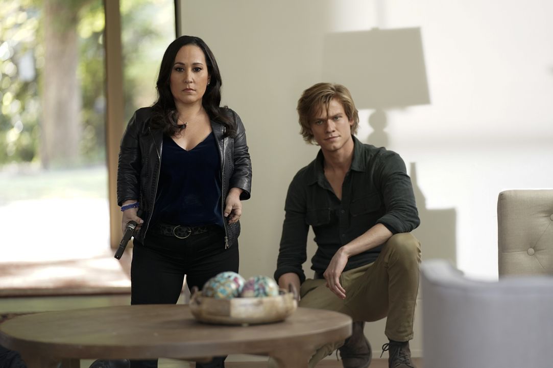Matty Weber (Meredith Eaton, l.); MacGyver (Lucas Till, r.) - Bildquelle: Jace Downs 2018 CBS Broadcasting, Inc. All Rights Reserved