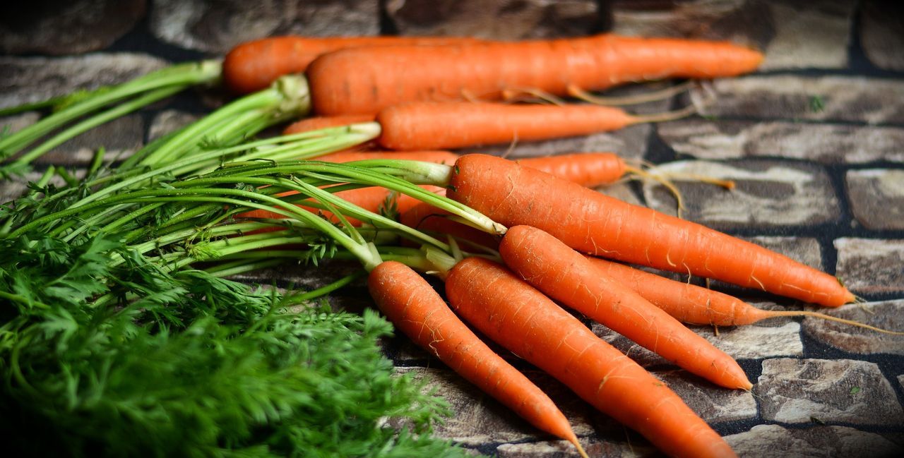 8. Karotten köpfenMit ihren grünen Stängeln sehen Karotten zwar gesund und h... - Bildquelle: Pixabay