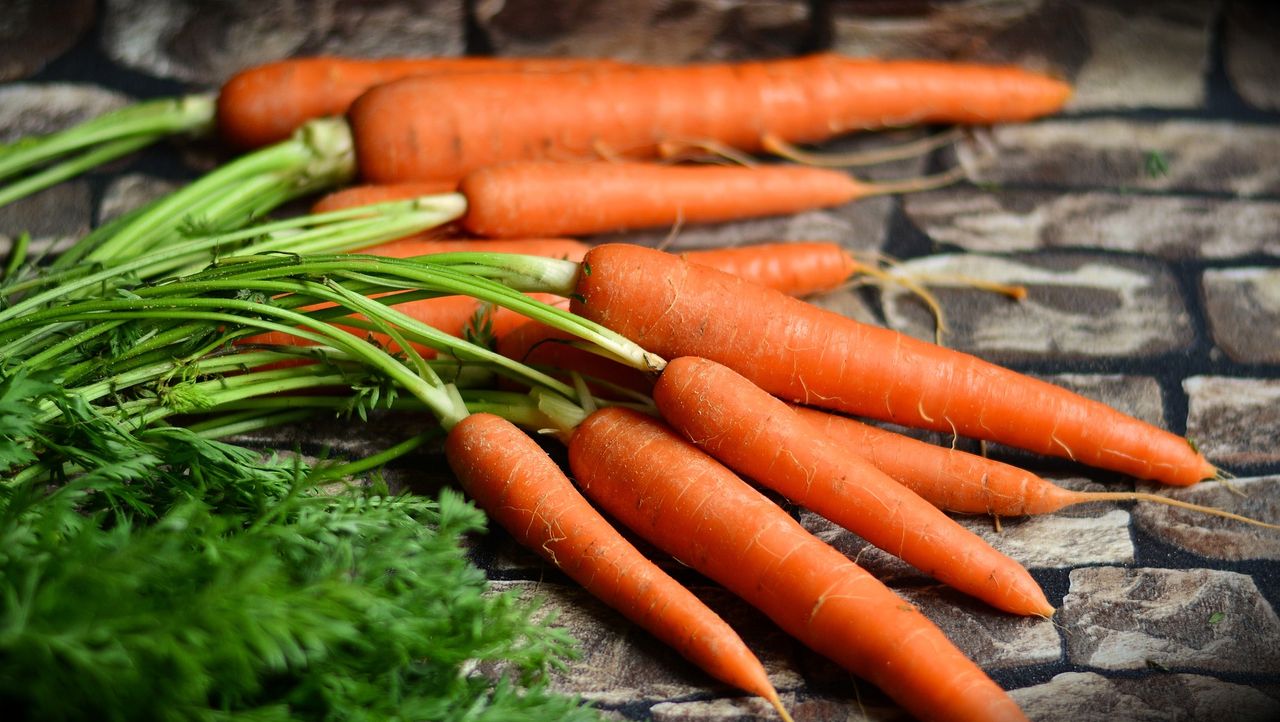 8. Karotten köpfenMit ihren grünen Stängeln sehen Karotten zwar gesund und h... - Bildquelle: Pixabay