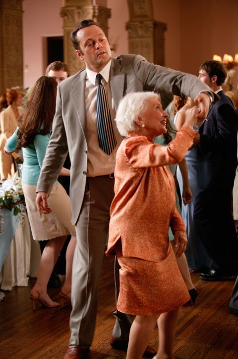 Wieder einmal hat sich Jeremy (Vince Vaughn, l.) bei einer Hochzeit eingeschlichen. Da lernt er die attraktive Brautjungfern Gloria Cleary kennen ... - Bildquelle: Warner Bros. Television