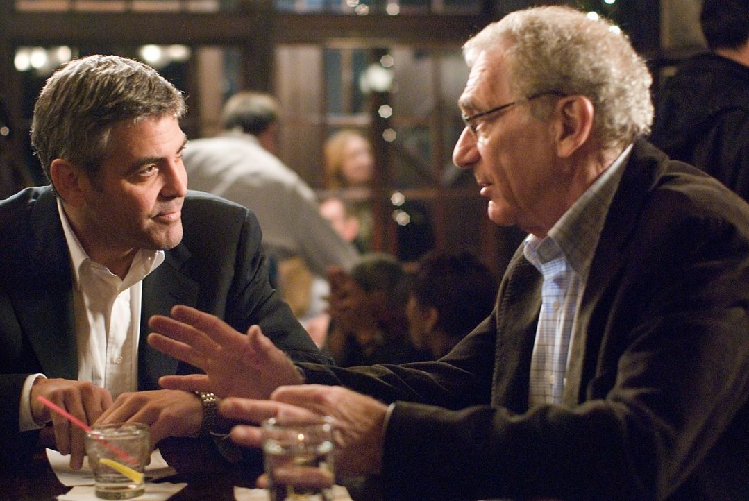 Bei Arthurs Beerdigung wird Michael (George Clooney, l.) immer mehr klar, um was sich sein Chef Marty Bach (Sydney Pollack, r.) eigentlich sorgt: ei... - Bildquelle: Constantin Film Verleih GmbH