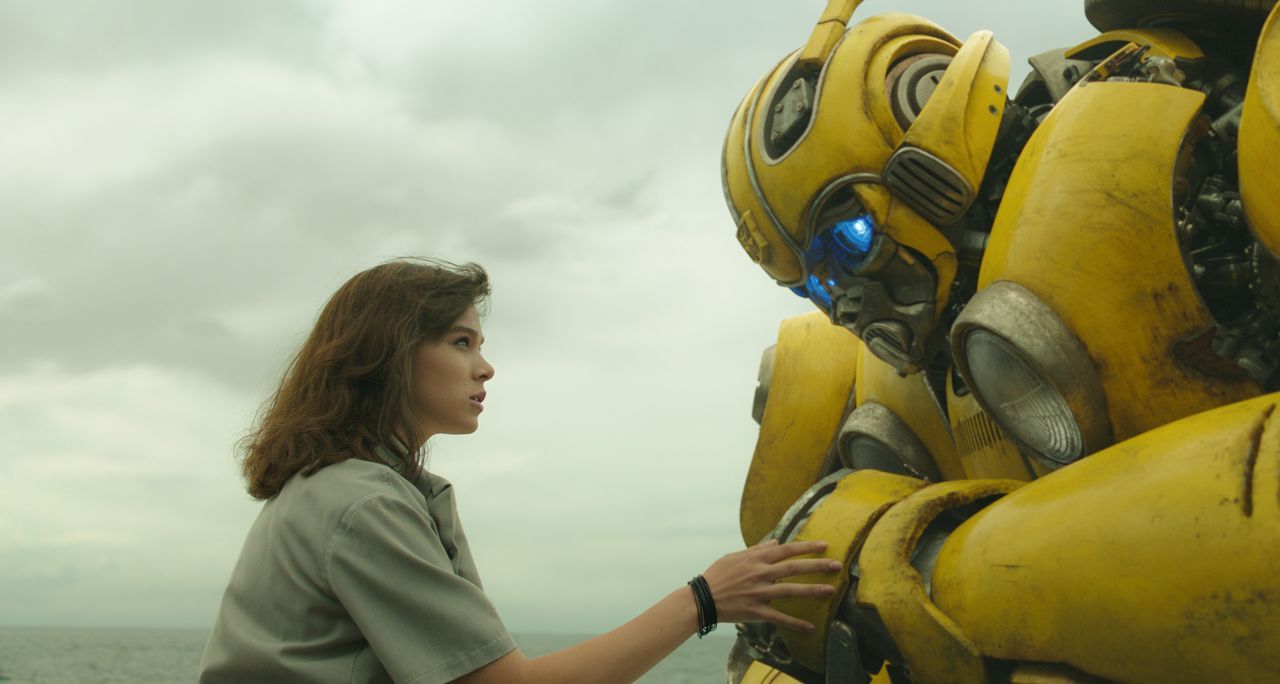 Charlie (Hailee Steinfeld, l.); Bumblebee (r.) - Bildquelle: 2018 Paramount Pictures. All Rights Reserved.