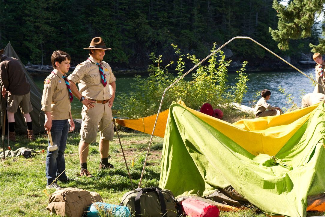 Zum Ärger von Greg (Zachary Gordon, l.) ist sein Vater Frank (Steve Zahn, r.) auf die Idee gekommen, die Sommerferien gemeinsam in einem Pfadfinderl... - Bildquelle: 2012 Twentieth Century Fox Film Corporation. All rights reserved.