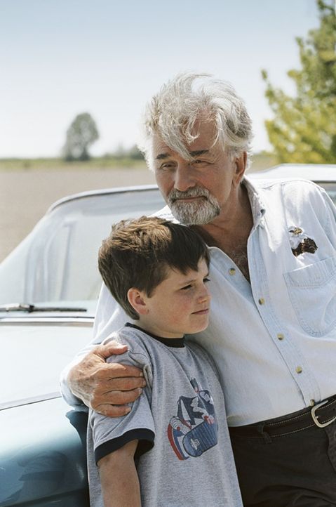 Enkel (Josh Hutcherson, l.) und Großvater (Peter Falk, r.) erleben ein unglaubliches Abenteuer, das ihnen hilft, die eigene Familie näher zusammen... - Bildquelle: CBS International Television