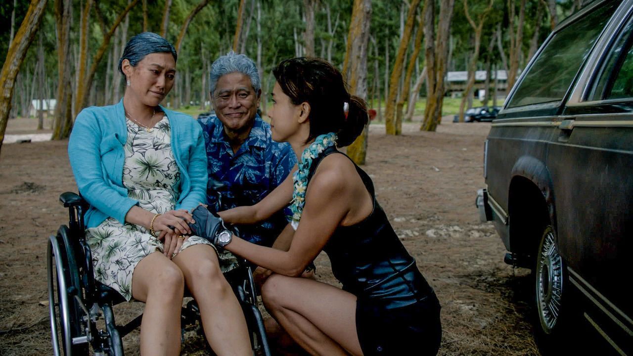 Verabschieden ihre Tochter Kono (Grace Park, r.), die sich auf einen Segeltrip um die Hawaiianischen Inseln begibt: Nani (Catherine Haena Kim, l.) u... - Bildquelle: 2015 CBS Broadcasting Inc. All Rights Reserved.