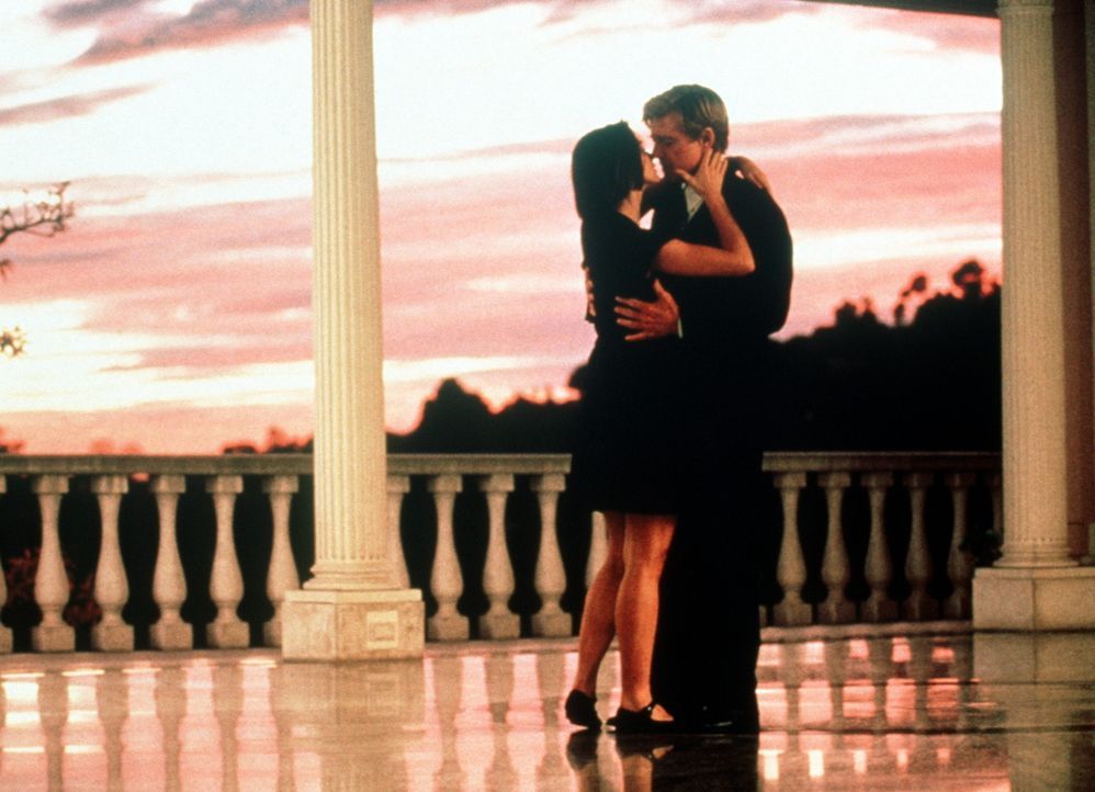 Nach langem Zögern nimmt Diana (Demi Moore, l.) Johns (Robert Redford, r.) Angebot an ... - Bildquelle: Paramount Pictures