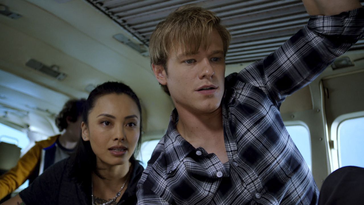 Desi Nguyen (Levy Tran, l.); Angus MacGyver (Lucas Till, r.) - Bildquelle: 2020 CBS Broadcasting, Inc. All Rights Reserved