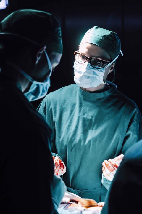 Im Wettlauf mit der Zeit: Transplantationschirurgin Dr. Hellweg (Annette Frier, r.) muss jederzeit mit einem Anruf rechnen, dass Eurotransplant ein... - Bildquelle: Hardy Spitz SAT.1