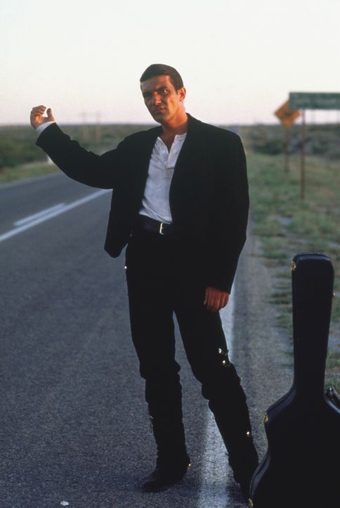Der mysteriöse Gitarrenspieler "El Mariachi" (Antonio Banderas) zieht durchs Land, um jenen Mann zu finden, der einst seine große Liebe erschoss und... - Bildquelle: Columbia Pictures