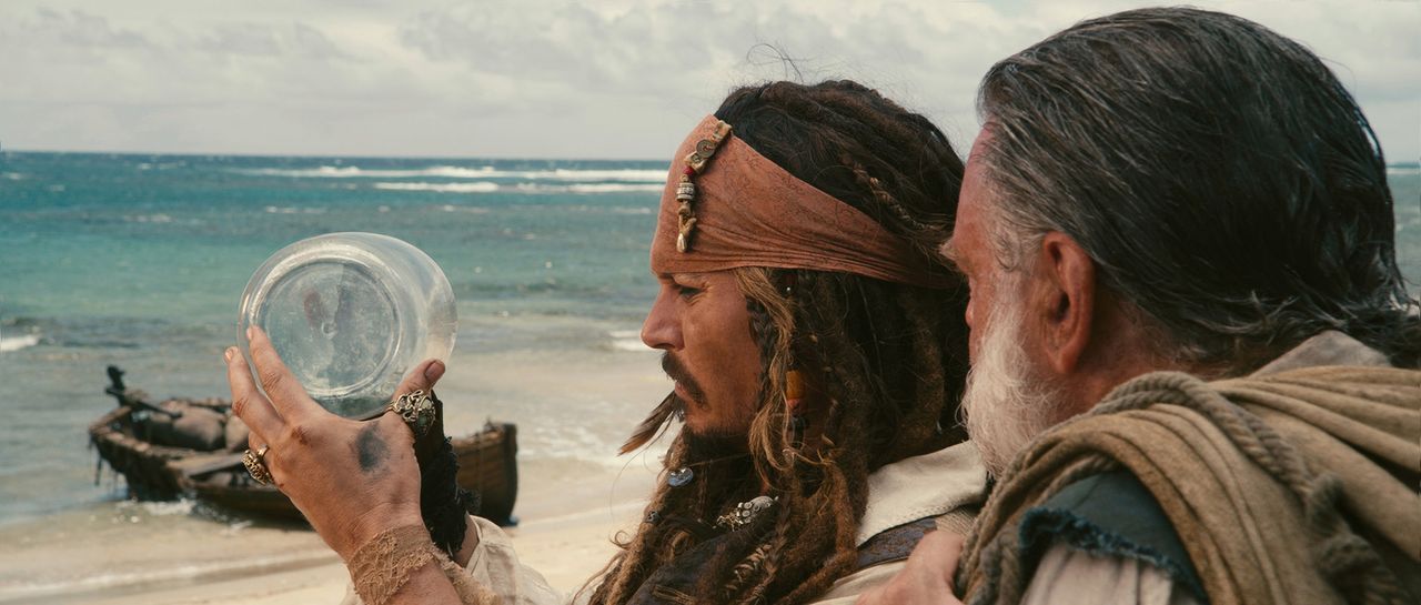 Unglücklicherweise hat der skrupellose Pirat Blackbeard Jacks (Johnny Depp, l.) und Gibbs' (Kevin McNally, r.) geliebte "Black Pearl" auf Minigröße... - Bildquelle: WALT DISNEY PICTURES/JERRY BRUCKHEIMER FILMS.  All rights reserved