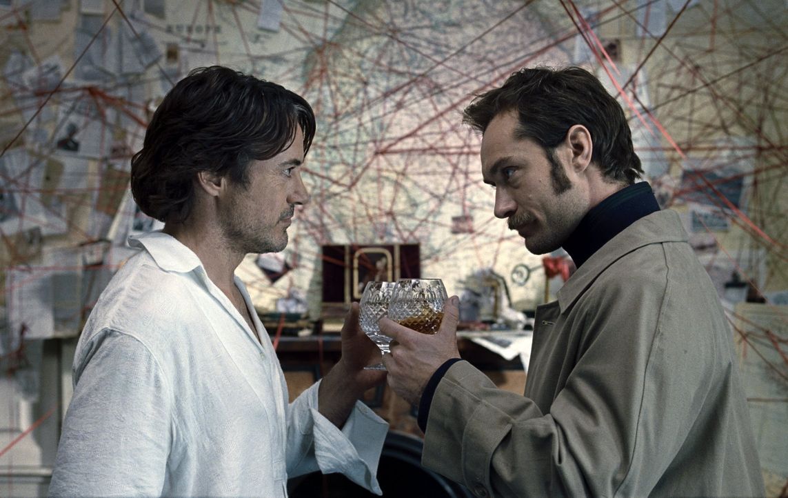 Um die gesamte westliche Zivilisation zu retten, müssen Sherlock (Robert Downey Jr., l.) und Watson (Jude Law, r.) den gewieften Professor James Mor... - Bildquelle: Warner Bros.