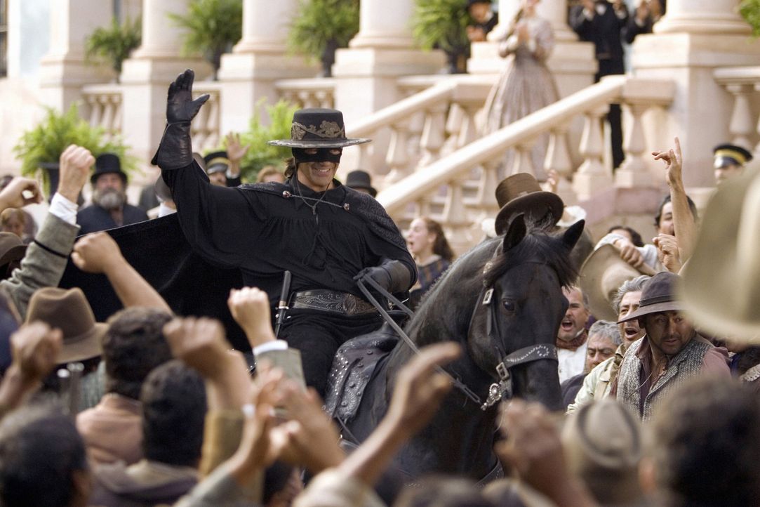 Der legendäre Rächer Zorro (Antonio Banderas, M.) hat ziemlich viel Zoff daheim. Gattin Elena de la Vega ist sauer auf den Gatten, der, anstatt si... - Bildquelle: Sony Pictures Television International. All Rights Reserved.