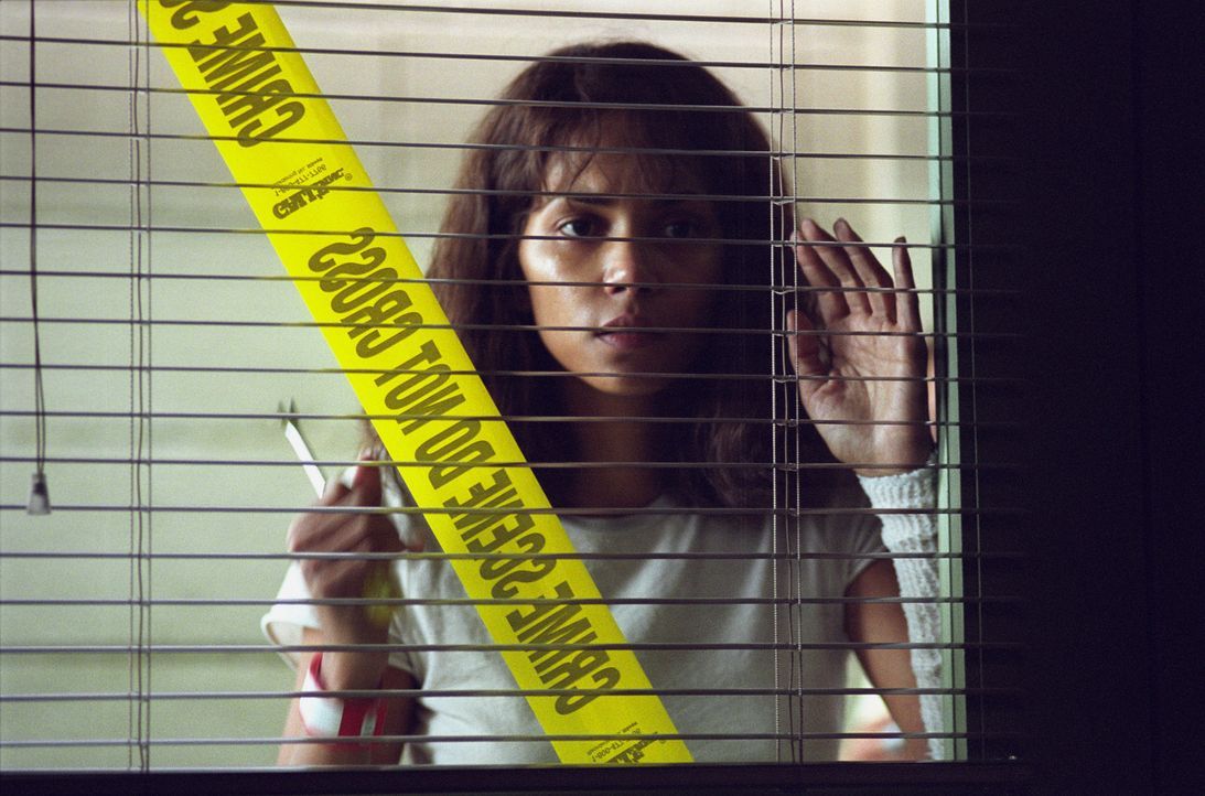 Wegen ihres Berufes in einer geschlossenen Anstalt hat die Psychologin Miranda Grey (Halle Berry) es jeden Tag mit seltsamen Menschen und Phänomene... - Bildquelle: 2004 Sony Pictures Television International. All Rights Reserved.