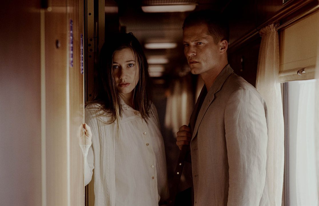 In letzter Sekunde verhindert Nick (Til Schweiger, r.), dass sich die junge Leila (Johanna Wokalek, l.) das Leben nimmt. Das hat ungeahnte Konsequen... - Bildquelle: Buena Vista International Inc.