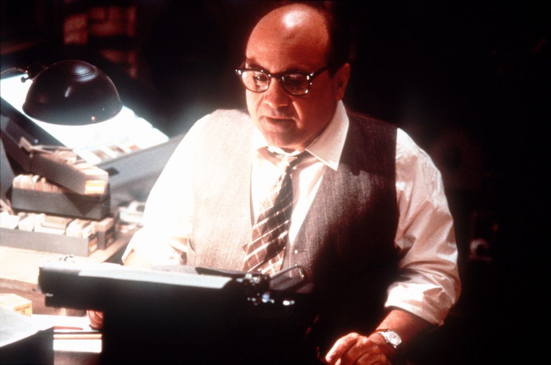 Der schmierige Schreiberling Sid Hudgeons (Danny De Vito) verfügt über beste Kontakte zum LAPD ... - Bildquelle: Warner Bros.