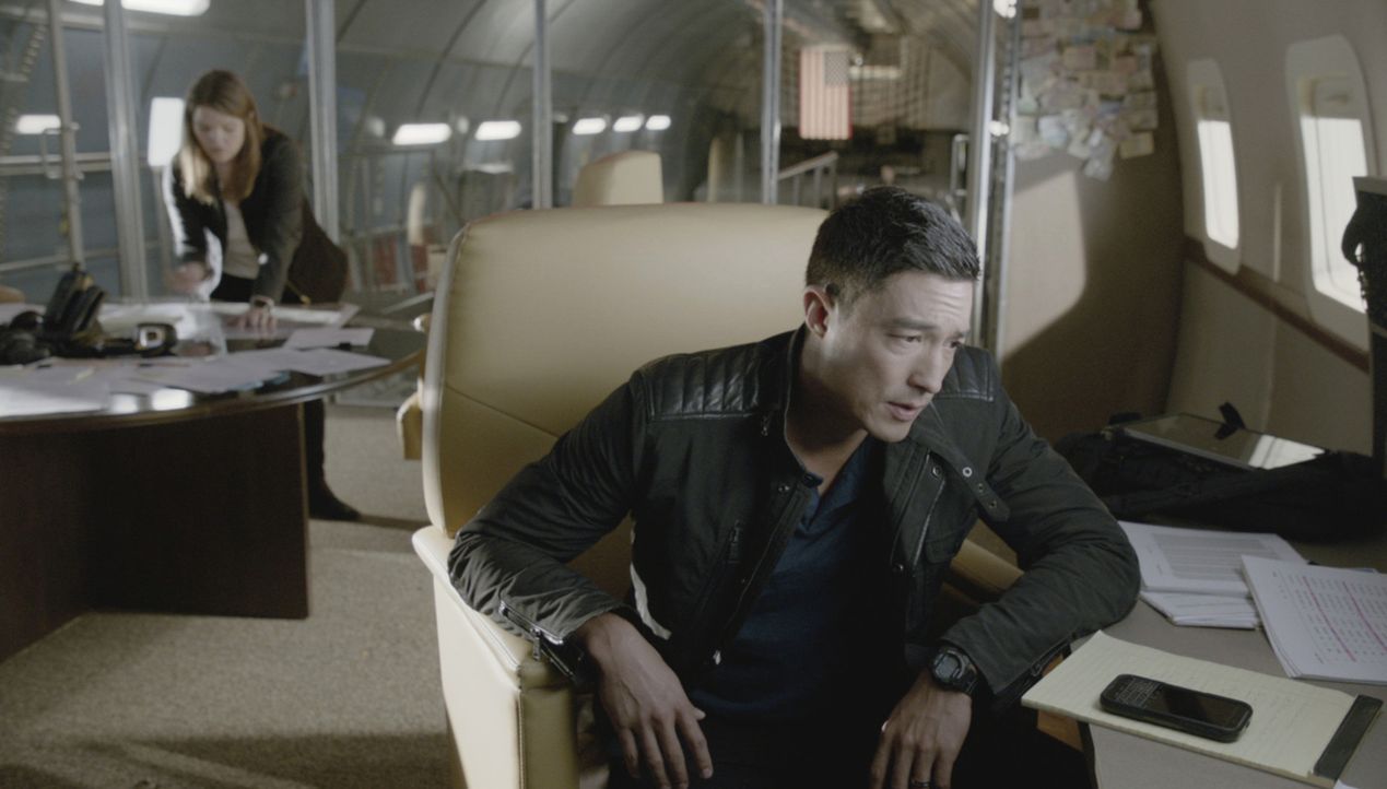Matt (Daniel Henney, r.), Mae (Annie Funke, l.) und der Rest des International Response Teams rätseln, welches Motiv hinter den Morden an amerikanis... - Bildquelle: 2015 CBS Broadcasting, Inc. All Rights Reserved