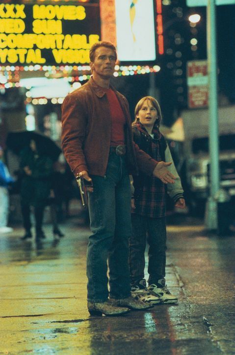Aus der glamourösen Filmwelt mitten ins versiffte New York geschleudert: Slater (Arnold Schwarzenegger, l.) und Danny (Austin O'Brien, r.) ... - Bildquelle: Columbia Pictures