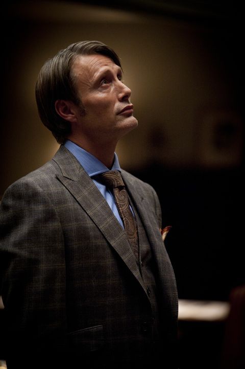 Hütet ein düsteres Geheimnis: Dr. Hannibal Lecter (Mads Mikkelsen) - Bildquelle: 2012 NBC Universal Media, LLC