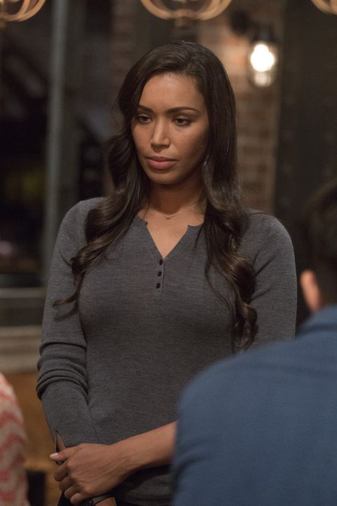 Als eine Wahrsagerin in Chinatown ermordet wird, ersucht Kay (Ilfenesh Hadera) für die Ermittlungen Cameron Blacks Hilfe ... - Bildquelle: Warner Bros.