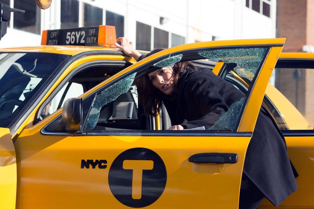Ein Taxifahrer wird ermordet. Detective Jo Martinez (Alana de la Garza) sucht den Täter ... - Bildquelle: Warner Brothers