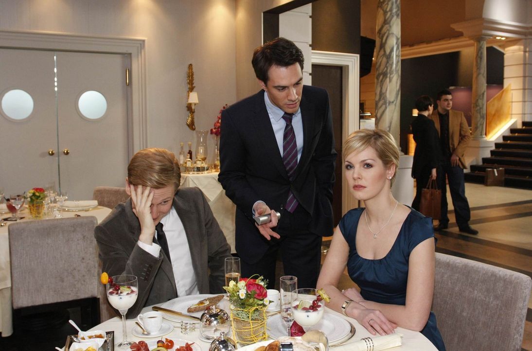 Alexandra (Ivonne Schönherr, r.) provoziert Mark (Arne Stephan, M.) weiterhin und untermauert ihre angebliche Affäre mit Philip (Philipp Romann, l... - Bildquelle: SAT.1