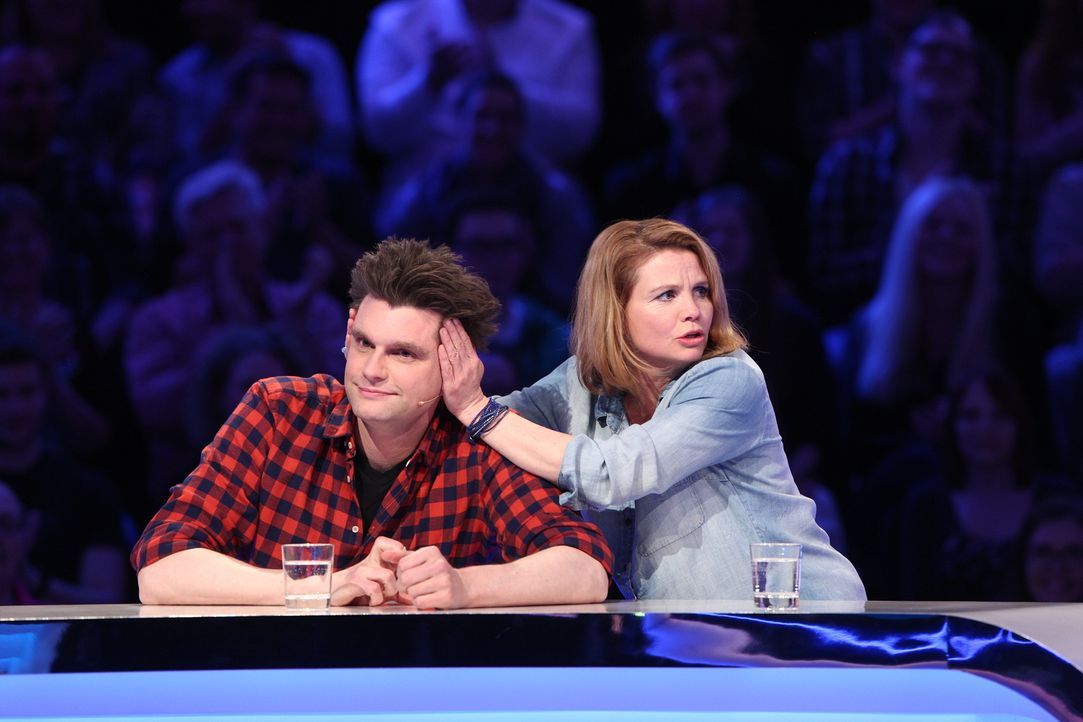 Geben ihr Bestes, wenn es darum geht, den Sinn und Zweck einer Erfindung zu erraten: Lutz van der Horst (l.) und Annette Frier (r.) ... - Bildquelle: Guido Ohlenbostel SAT.1