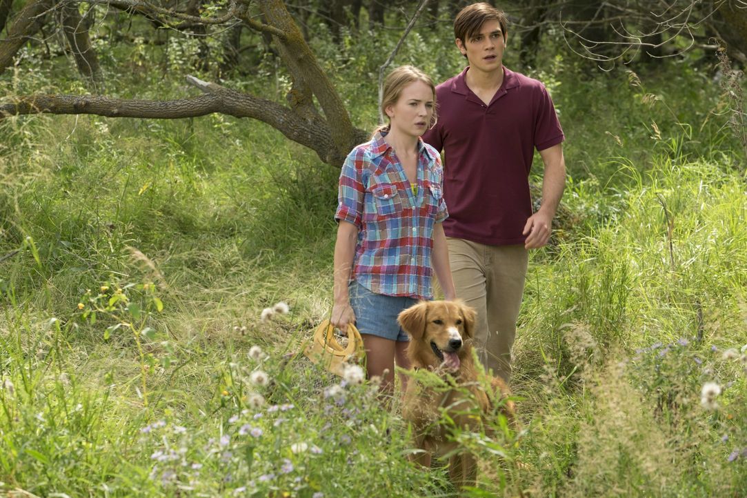 Hannah (Teenager) (Britt Robertson, l.); Ethan (Teenager) (K.J. Apa, r.) - Bildquelle: 2017 Constantin Film Verleih GmbH
